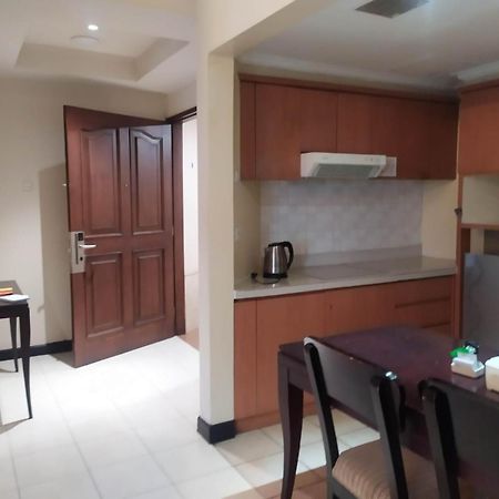 Grand Tropic Suites Hotel Jakarta Luaran gambar