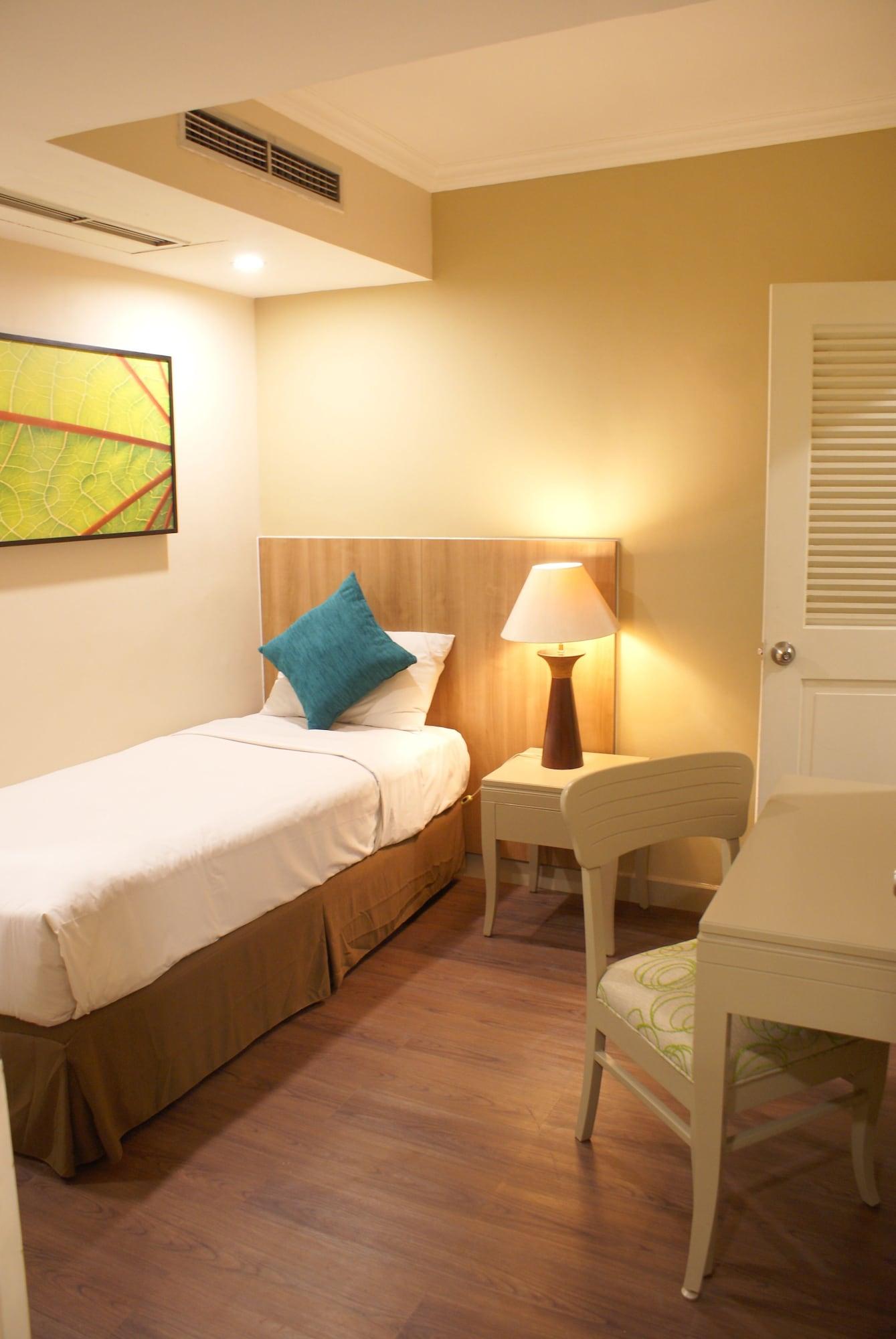 Grand Tropic Suites Hotel Jakarta Luaran gambar