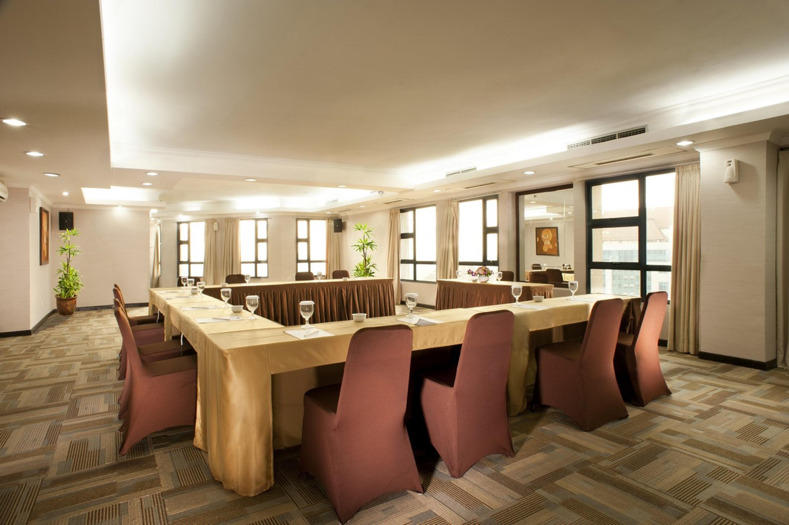 Grand Tropic Suites Hotel Jakarta Luaran gambar