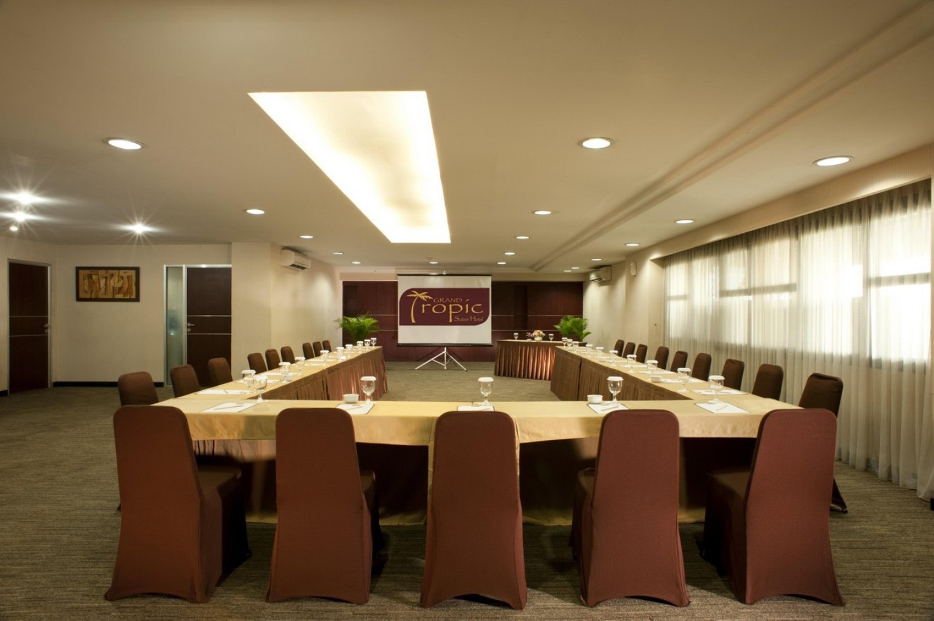 Grand Tropic Suites Hotel Jakarta Luaran gambar