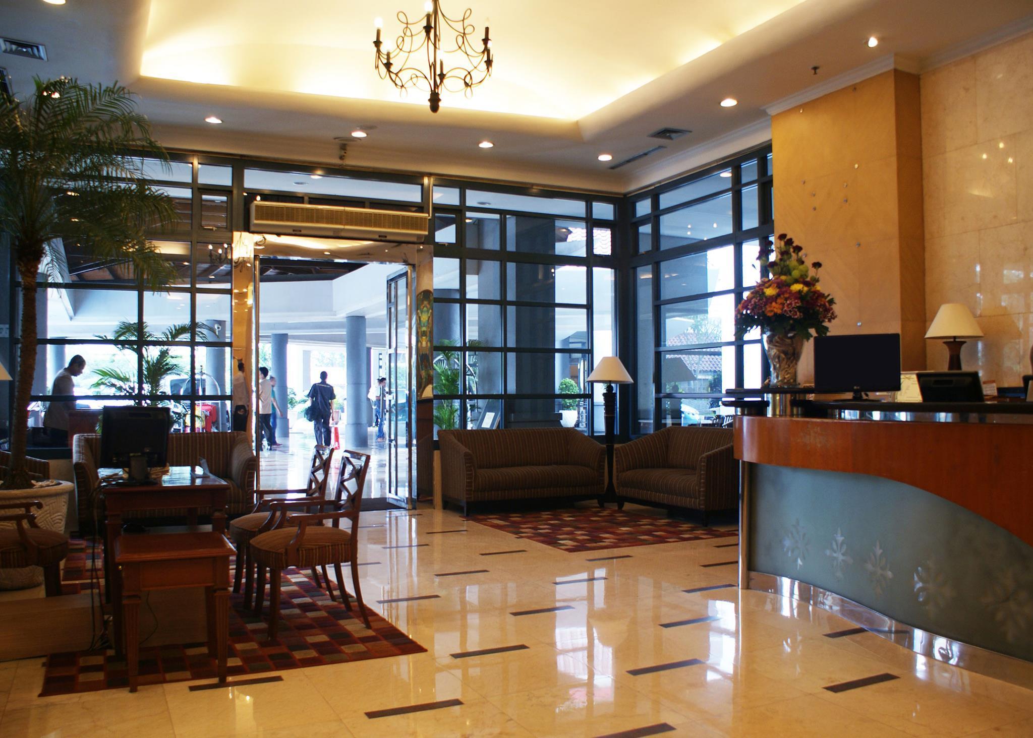 Grand Tropic Suites Hotel Jakarta Luaran gambar