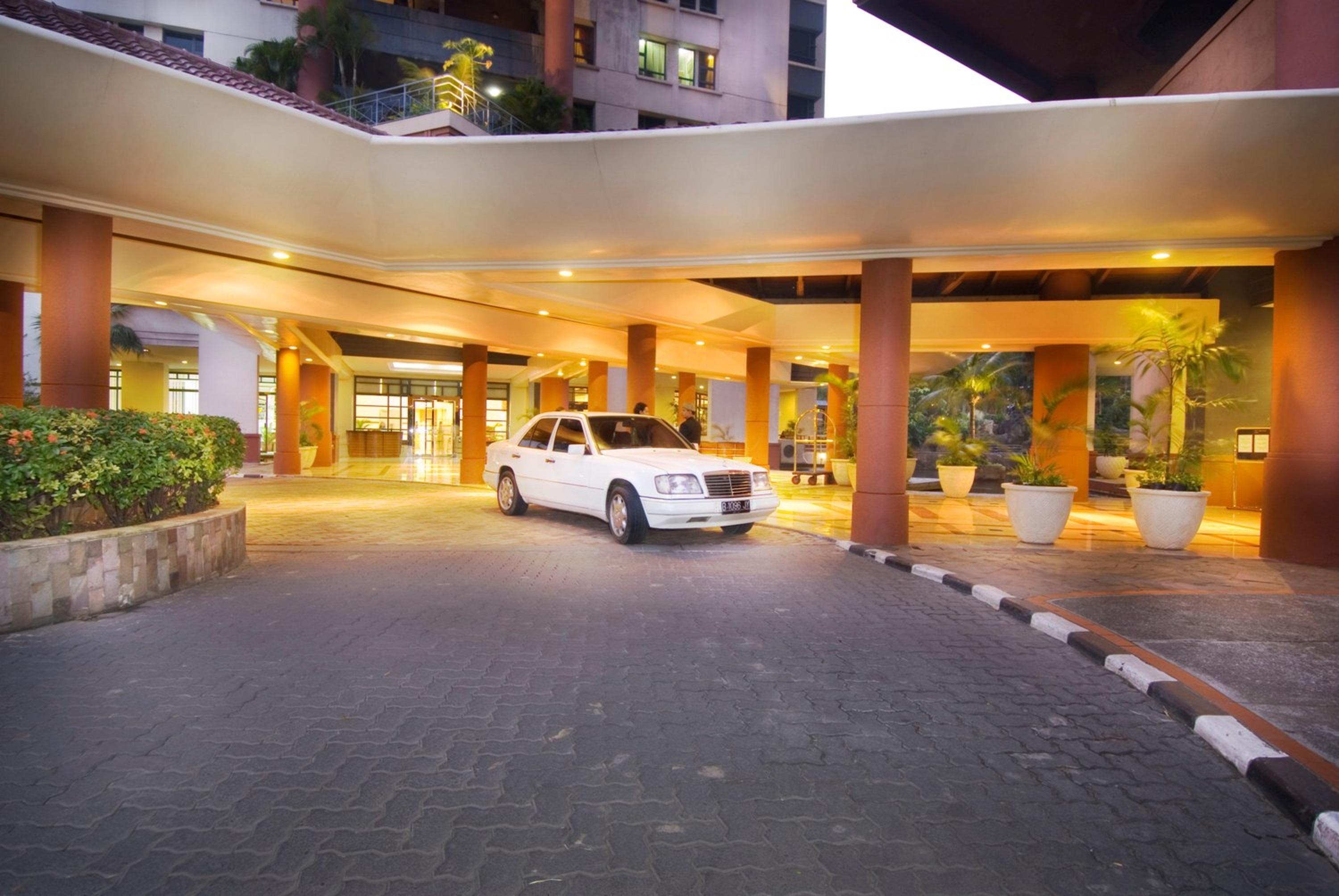 Grand Tropic Suites Hotel Jakarta Luaran gambar