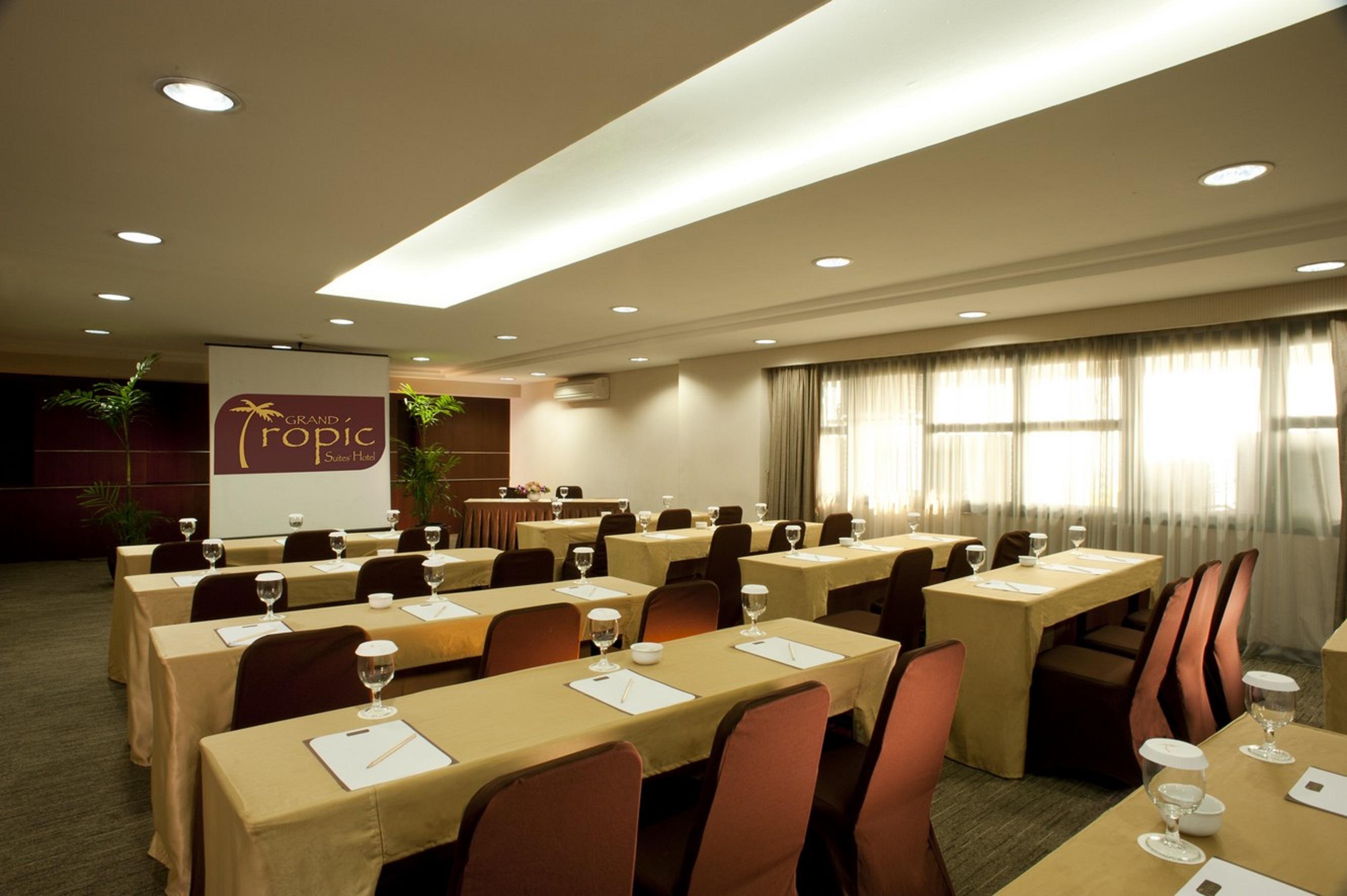 Grand Tropic Suites Hotel Jakarta Luaran gambar