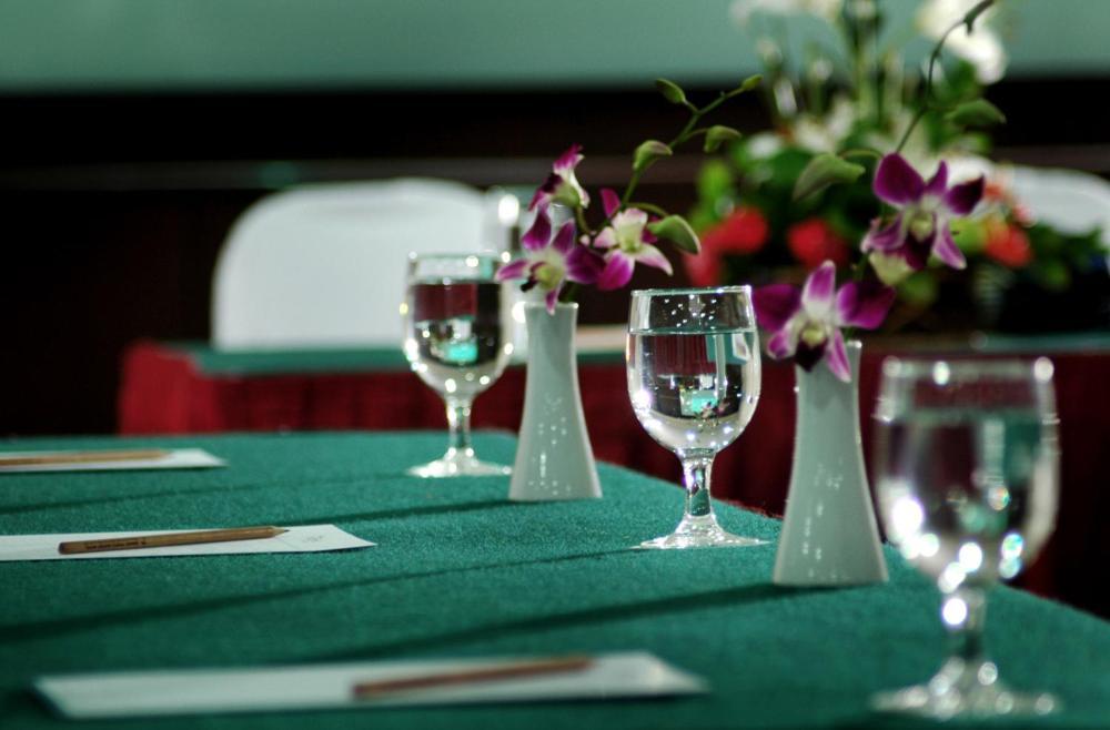 Grand Tropic Suites Hotel Jakarta Luaran gambar