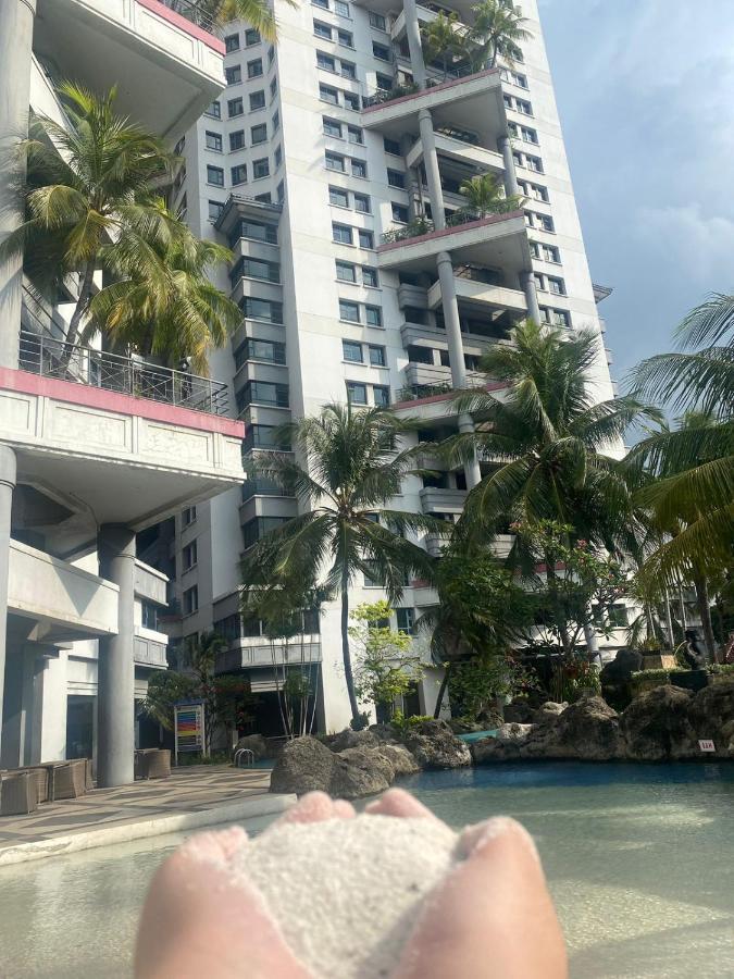 Grand Tropic Suites Hotel Jakarta Luaran gambar