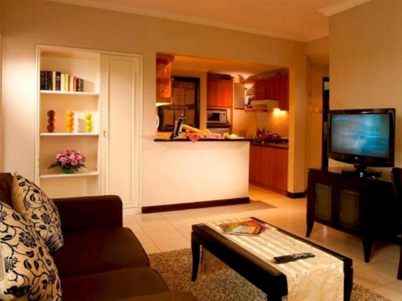 Grand Tropic Suites Hotel Jakarta Bilik gambar