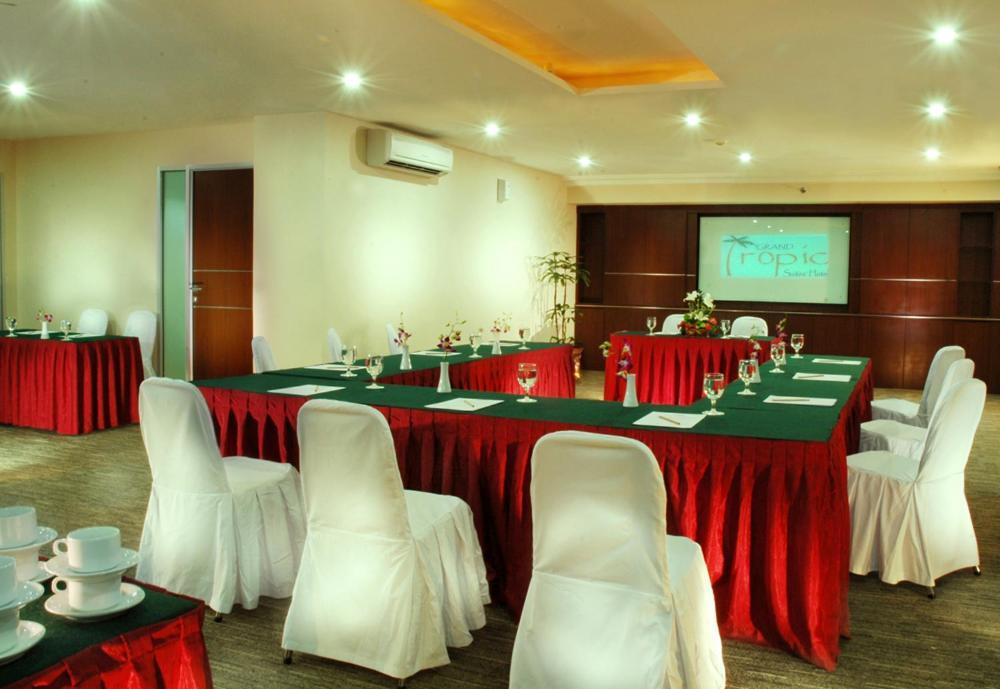Grand Tropic Suites Hotel Jakarta Luaran gambar