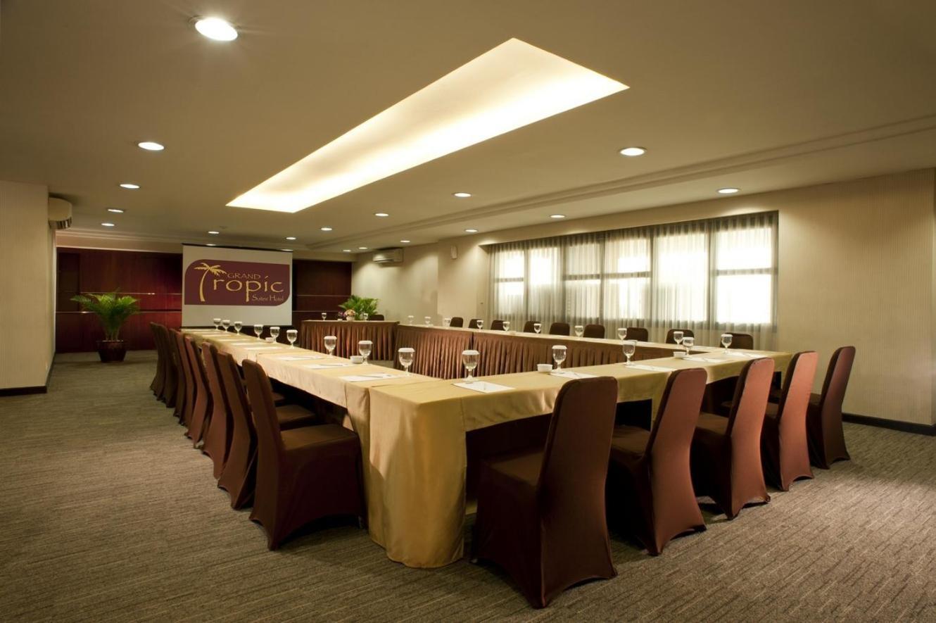Grand Tropic Suites Hotel Jakarta Luaran gambar