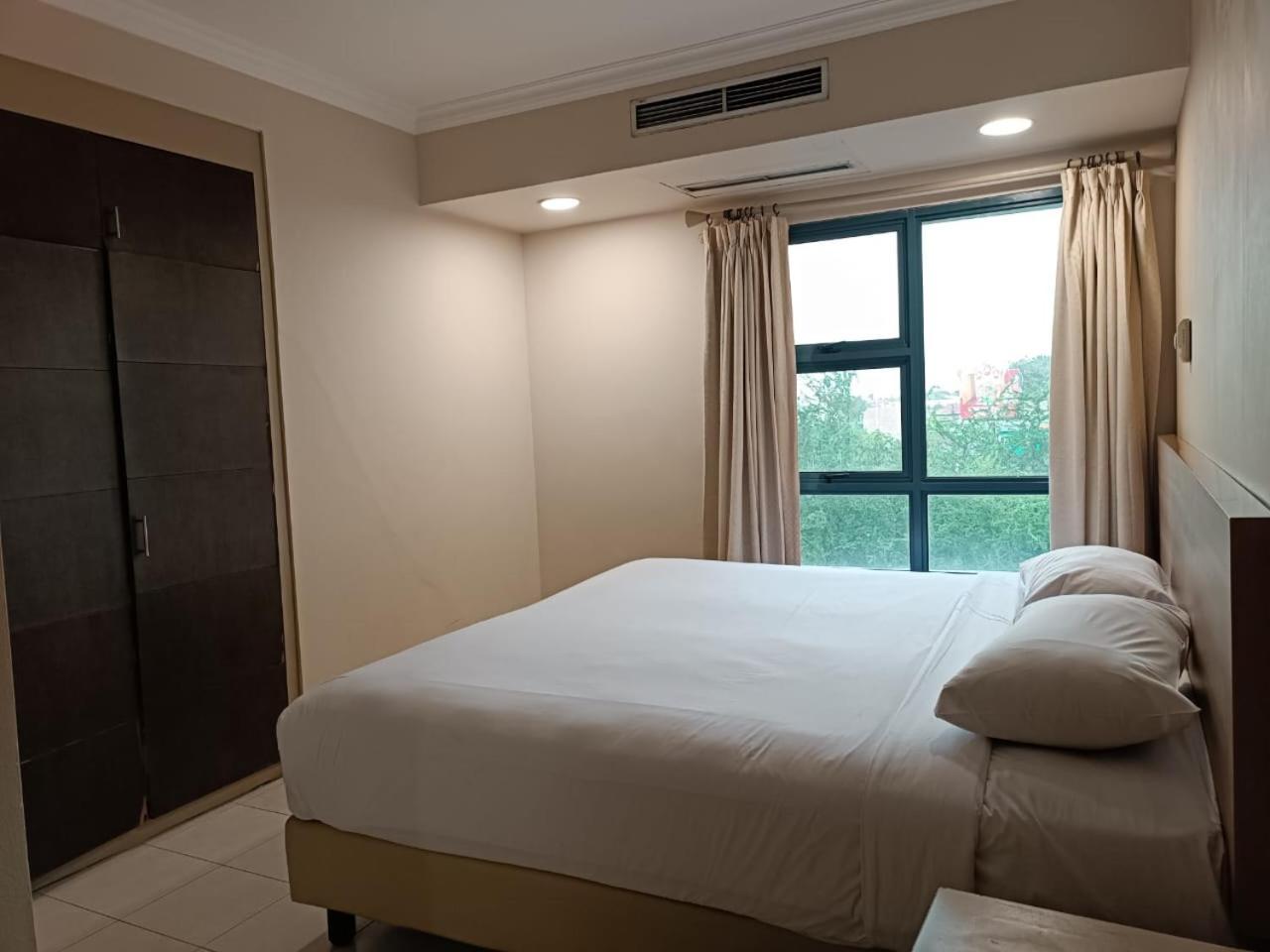 Grand Tropic Suites Hotel Jakarta Luaran gambar