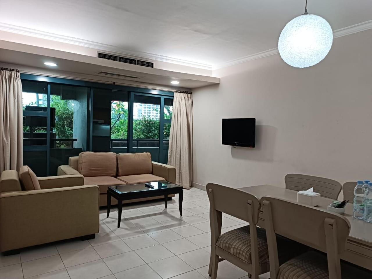 Grand Tropic Suites Hotel Jakarta Luaran gambar