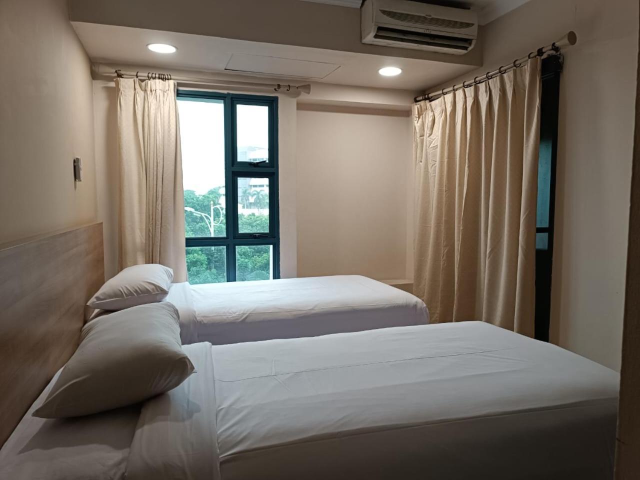 Grand Tropic Suites Hotel Jakarta Luaran gambar