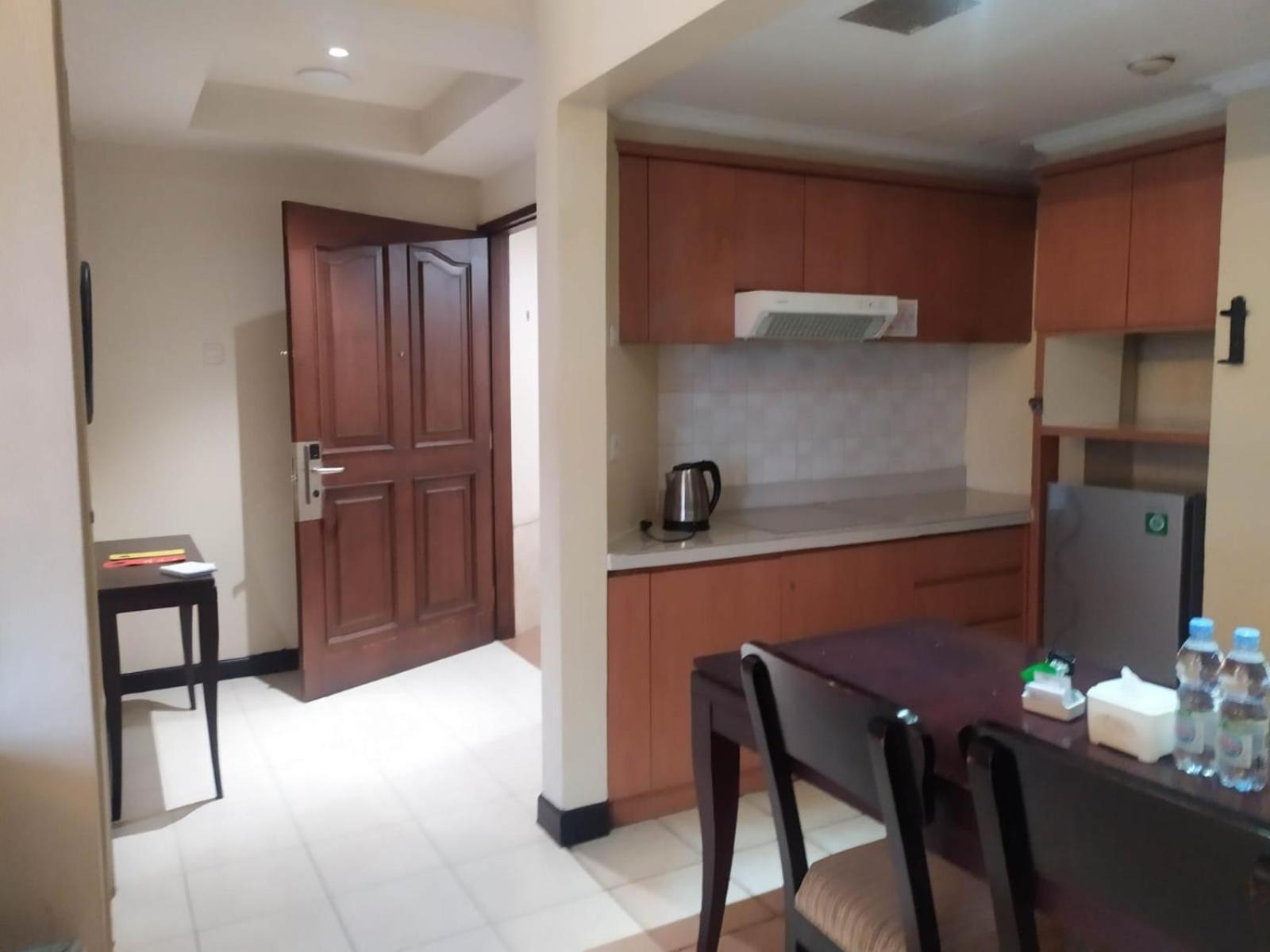 Grand Tropic Suites Hotel Jakarta Luaran gambar