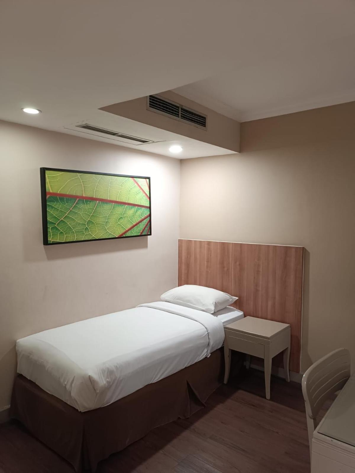Grand Tropic Suites Hotel Jakarta Luaran gambar