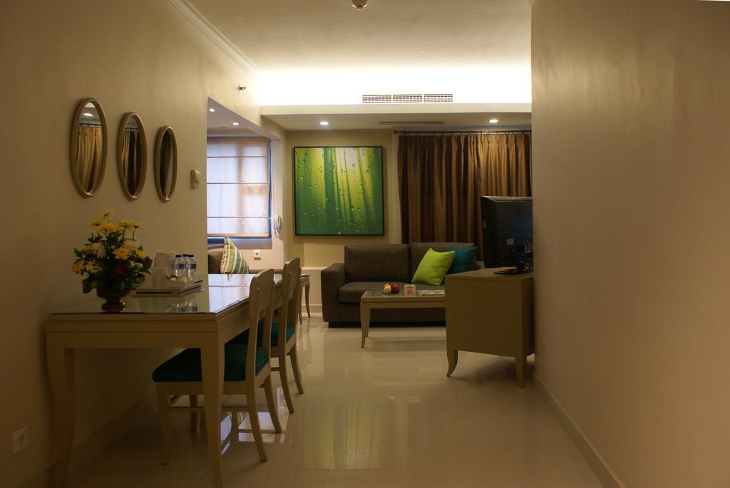 Grand Tropic Suites Hotel Jakarta Luaran gambar